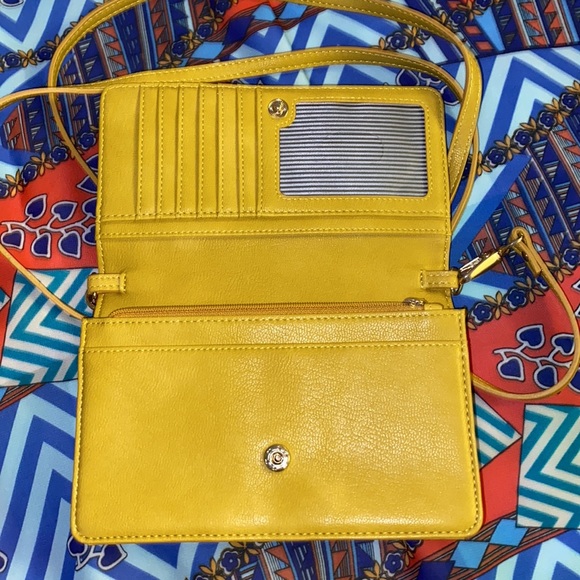 Nuoku Crossbody Purse With Phone Holder - Picture 2 of 7